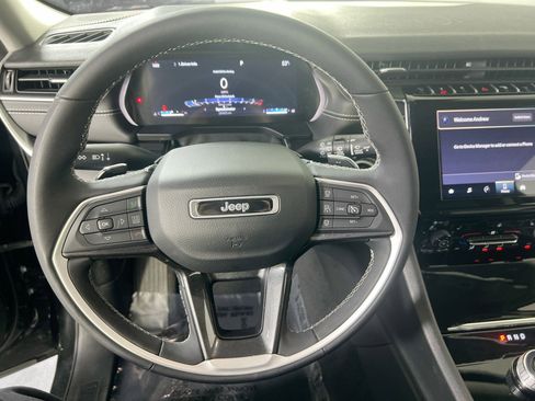 Used 2023 Jeep Grand Cherokee Laredo w/ Luxury Tech Group I AWD/4WD image 11