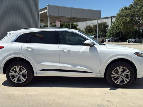 Used 2025 Audi Q5 Premium w/ Convenience Package AWD/4WD image 2
