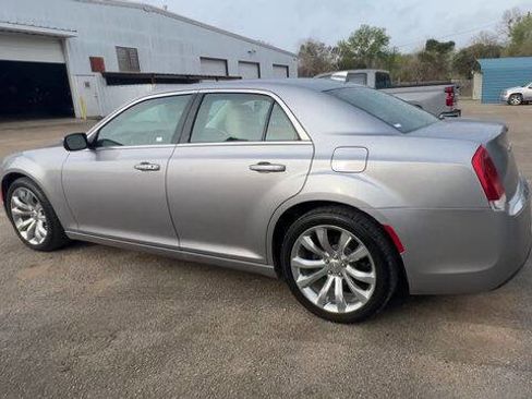 Used 2018 Chrysler 300 Touring L image 6