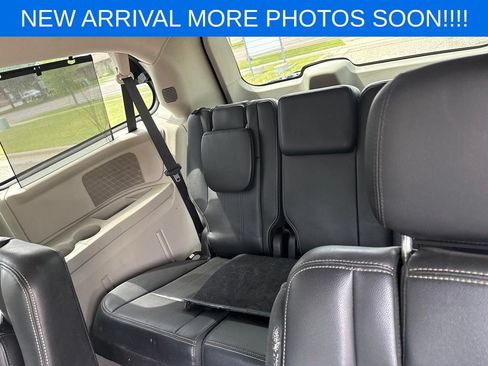 Used 2012 Chrysler Town & Country Touring-L w/ Trailer Tow Group FWD image 12