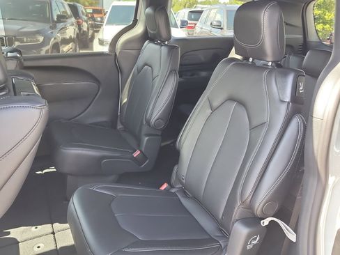 New 2026 Chrysler Pacifica Select image 11