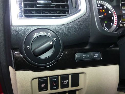 Used 2017 Nissan Titan SV AWD/4WD image 28
