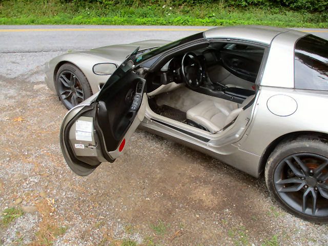 Used 2001 Chevrolet Corvette Coupe w/ Preferred Equipment Group2 RWD image 11