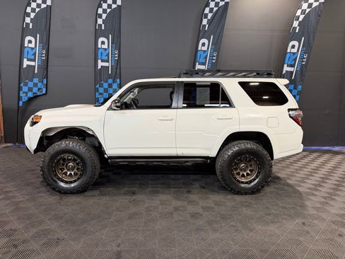 Used 2018 Toyota 4Runner TRD Off-Road Premium AWD/4WD image 2