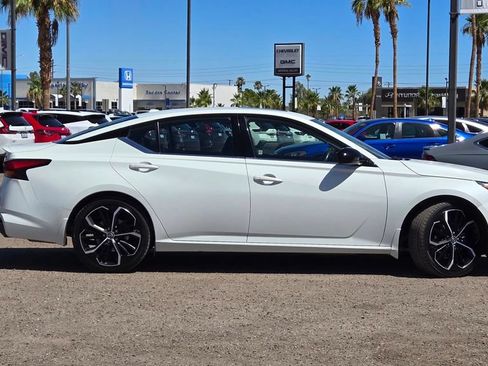 Used 2023 Nissan Altima 2.5 SR w/ SR Premium Package FWD image 3