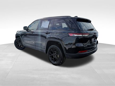 Used 2024 Jeep Grand Cherokee Altitude image 5