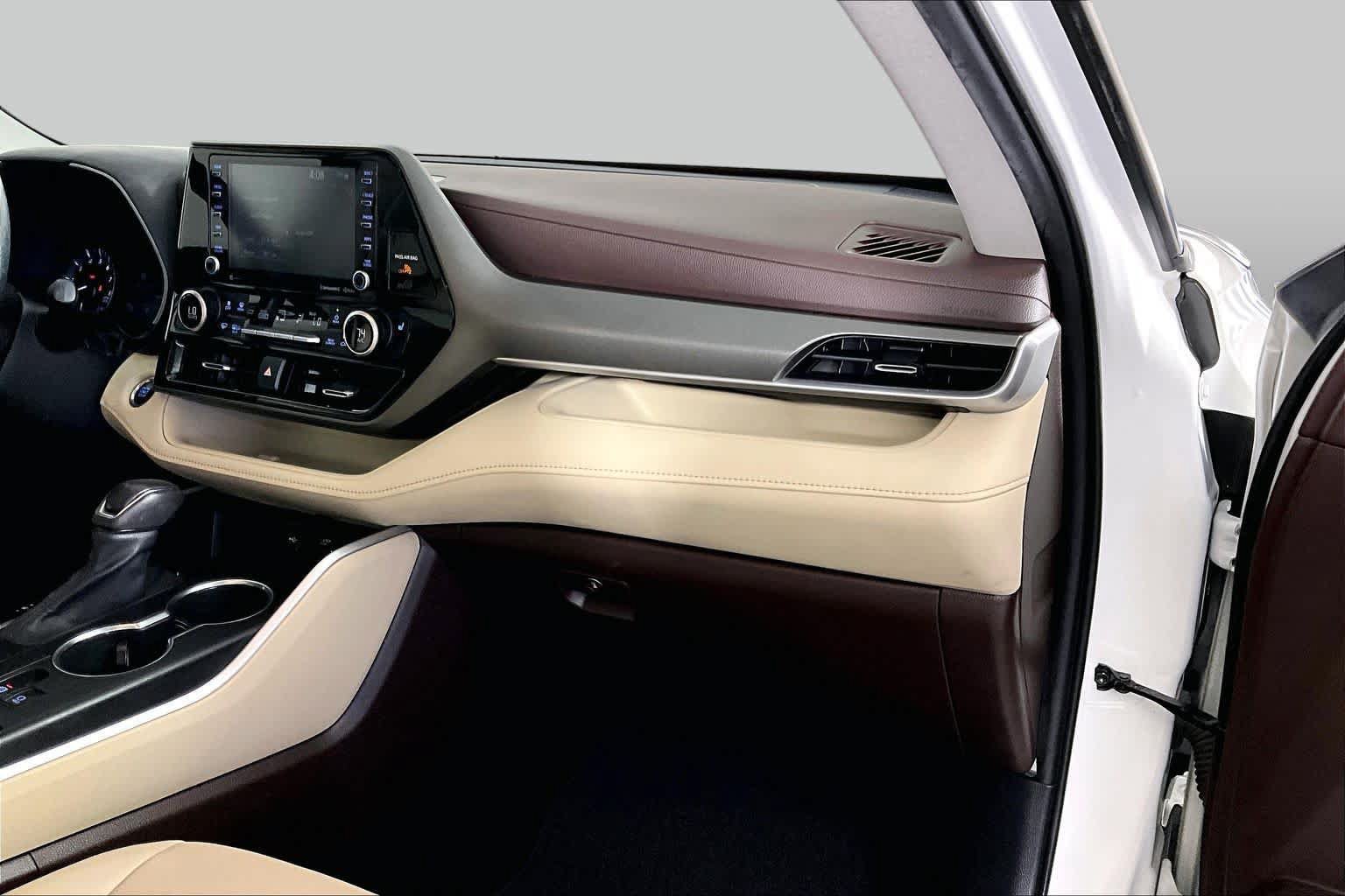 Used 2021 Toyota Highlander XLE FWD image 19