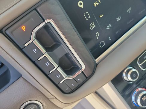 Used 2023 GMC Yukon Denali RWD image 28