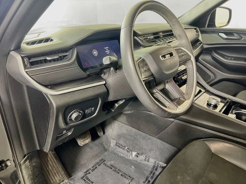 Used 2023 Jeep Grand Cherokee Altitude AWD/4WD image 9