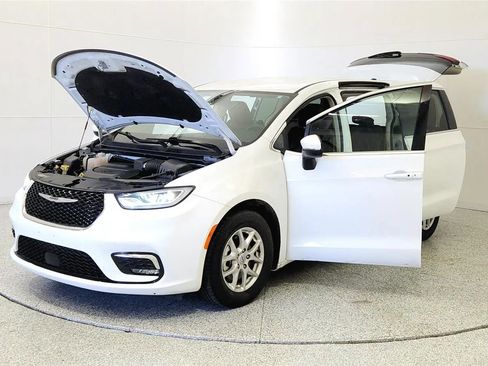 Used 2023 Chrysler Pacifica Touring-L FWD image 10