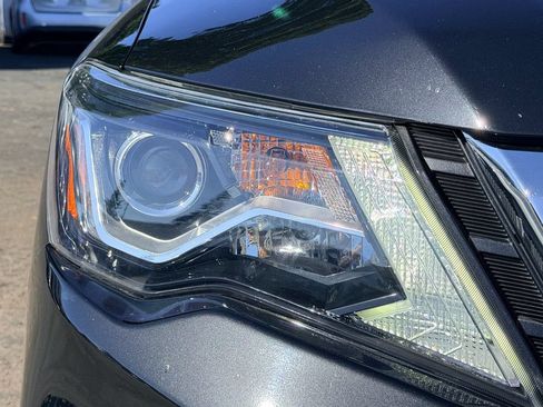 Used 2020 Nissan Pathfinder SV FWD image 9