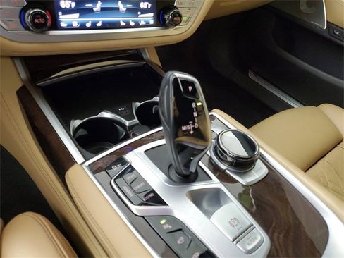 Used 2022 BMW 750i xDrive w/ Executive Package image 29