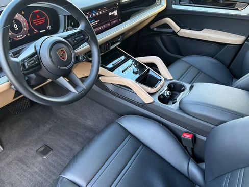 Used 2024 Porsche Cayenne Coupe AWD/4WD image 11