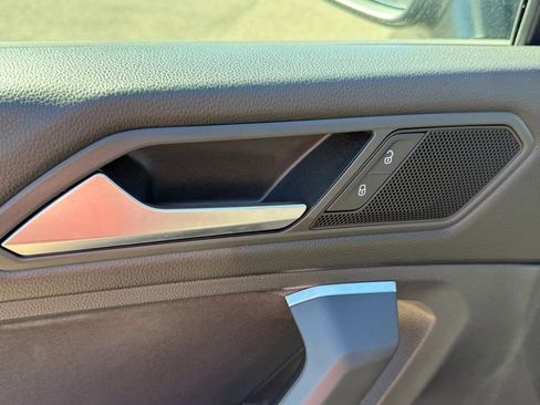 Used 2020 Volkswagen Tiguan S image 43