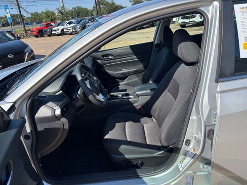 Used 2025 Nissan Altima 2.5 SV FWD image 27