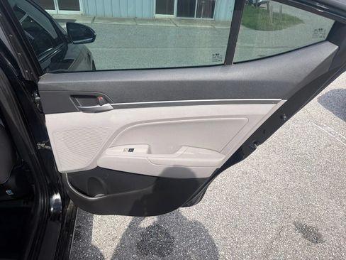 Used 2017 Hyundai Elantra Limited FWD image 18