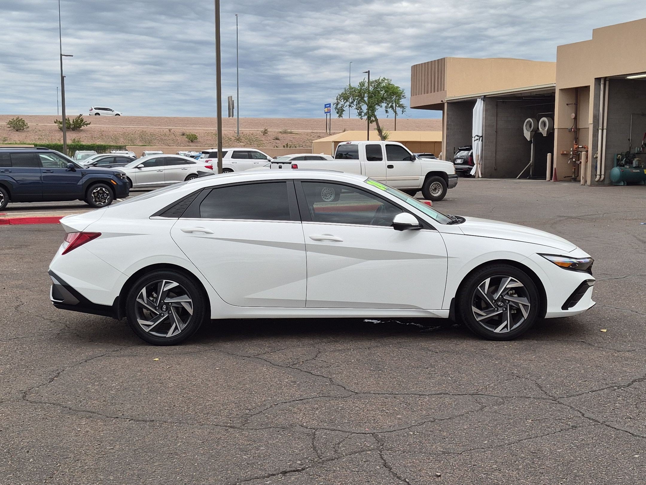 Used 2024 Hyundai Elantra Limited FWD image 4