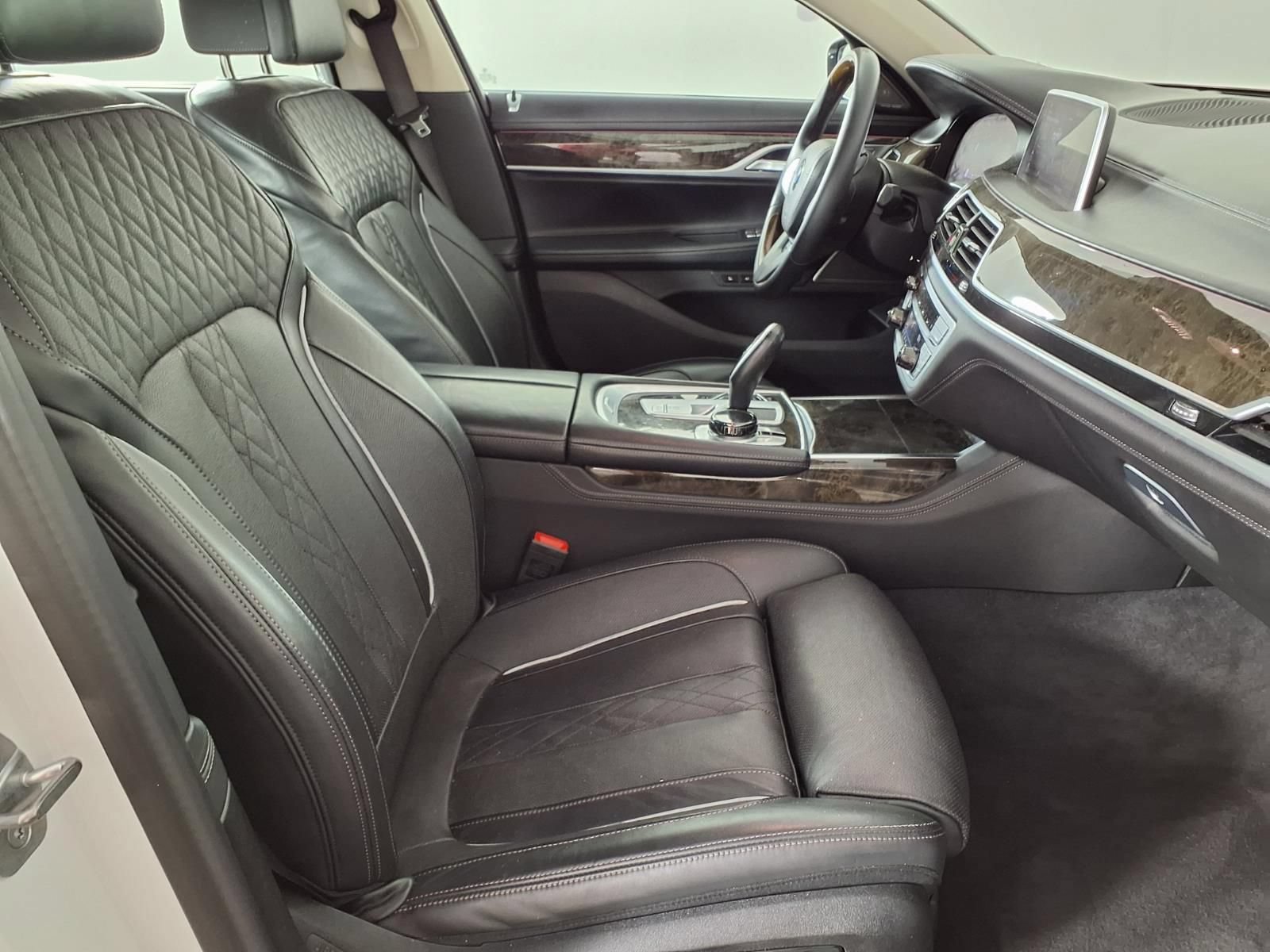 Used 2022 BMW 740i w/ Premium Package RWD image 9