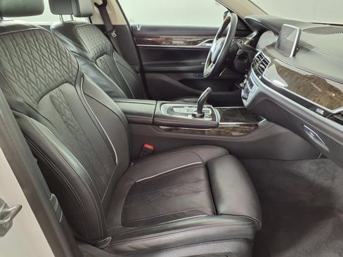 Used 2022 BMW 740i w/ Premium Package RWD image 9