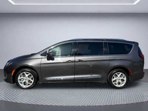 Used 2020 Chrysler Pacifica Touring-L w/ Tire & Wheel Group FWD image 3