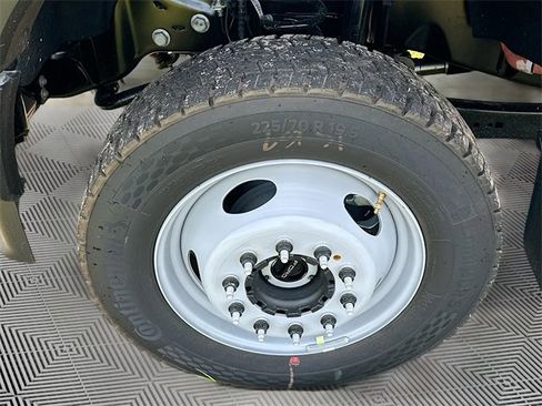 New 2025 Ford F550 4x4 Crew Cab image 17