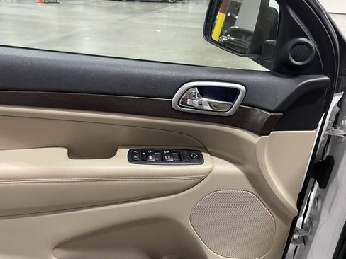 Used 2018 Jeep Grand Cherokee Laredo AWD/4WD image 17