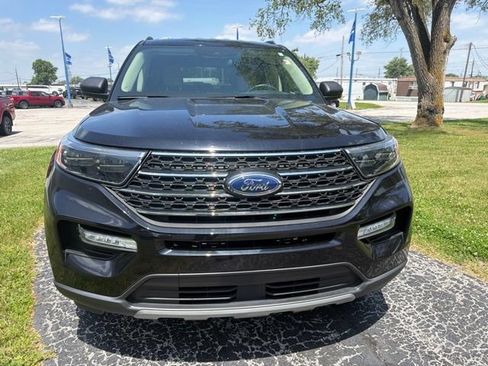 Used 2023 Ford Explorer XLT w/ Equipment Group 202A AWD/4WD image 3