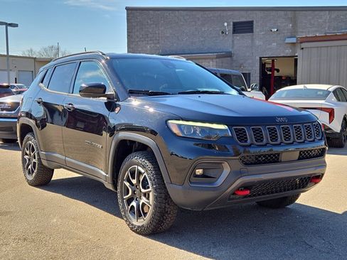 Used 2025 Jeep Compass Trailhawk w/ Trailhawk Elite Group image 3