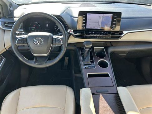 Certified 2023 Toyota Sienna XLE image 19