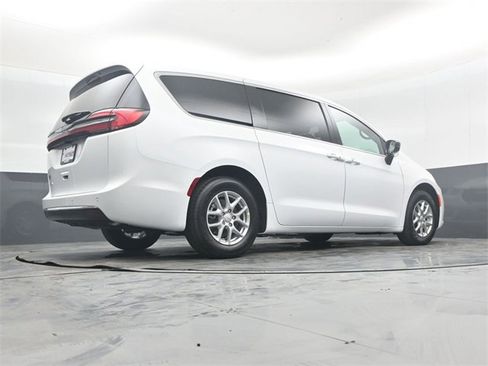 New 2026 Chrysler Pacifica Select image 38