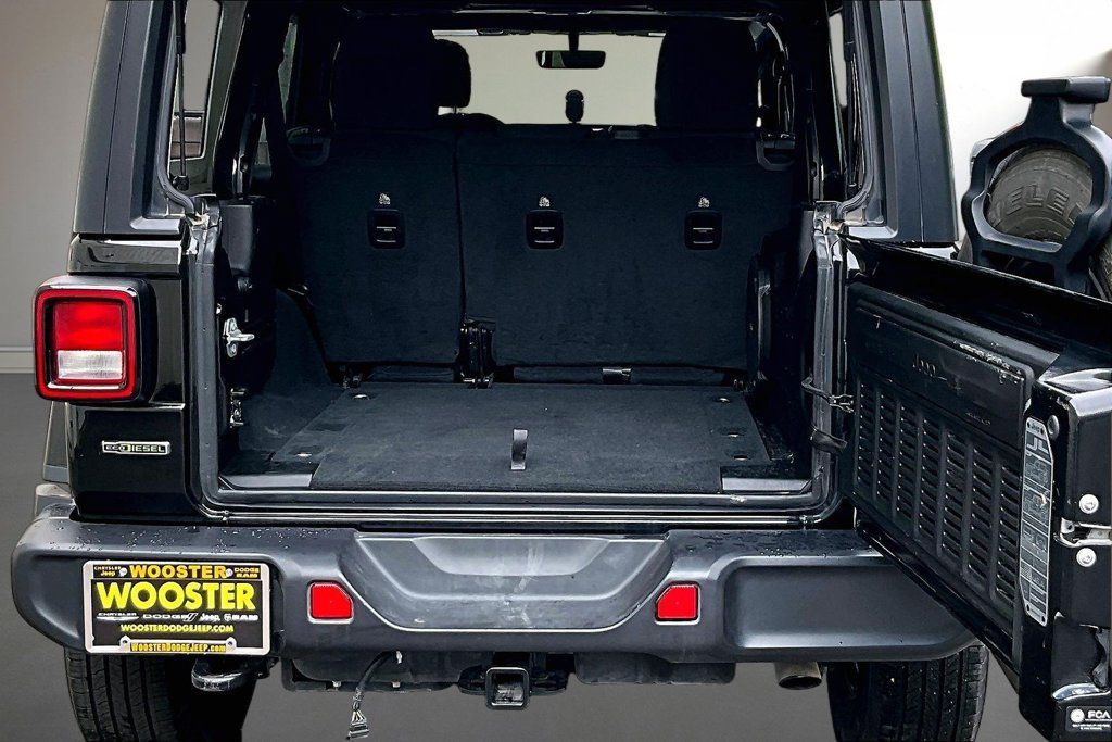 Used 2023 Jeep Wrangler Unlimited Sahara AWD/4WD image 7