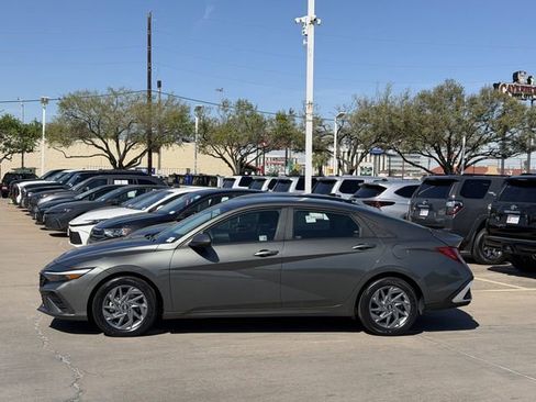 Used 2024 Hyundai Elantra SEL image 4