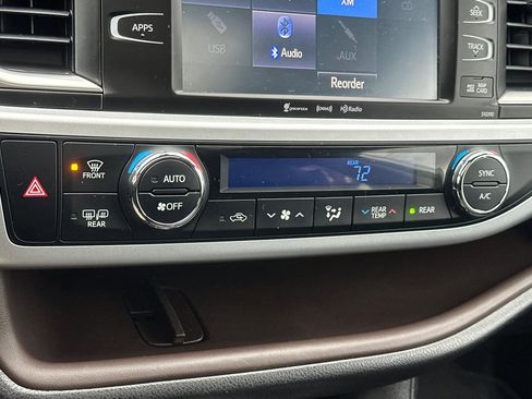 Used 2019 Toyota Highlander SE image 21