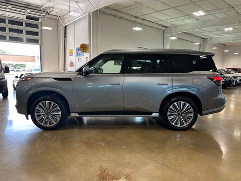Used 2025 INFINITI QX80 Sensory AWD/4WD image 4