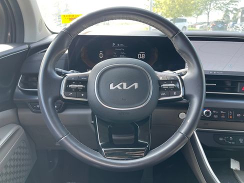 Used 2025 Kia Carnival FWD image 10