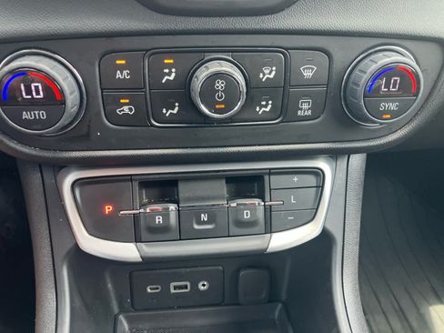Used 2024 GMC Terrain SLE w/ Driver Convenience Package FWD image 25