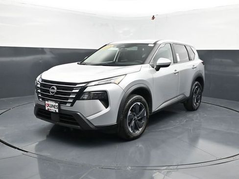 Used 2025 Nissan Rogue SV image 4