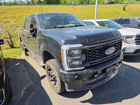 Used 2023 Ford F250 Lariat w/ Sport Appearance Package AWD/4WD image 3