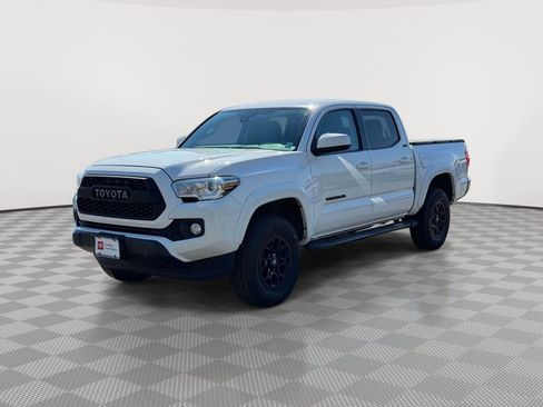 Used 2021 Toyota Tacoma SR5 AWD/4WD image 3