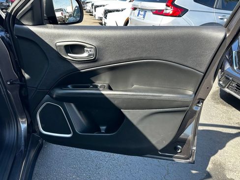 Used 2019 Jeep Compass Latitude FWD image 15