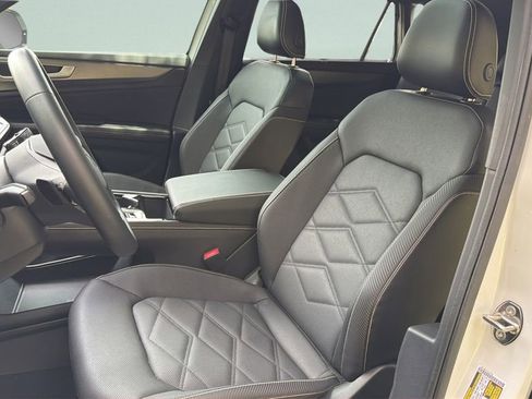 Certified 2024 Volkswagen Atlas Cross Sport SE w/ Panoramic Sunroof Package FWD image 27