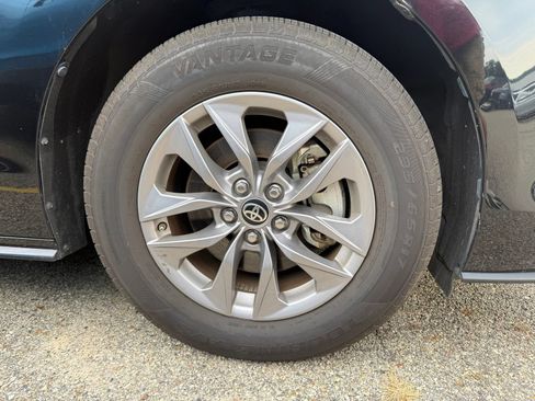 Used 2025 Toyota Sienna LE FWD image 10