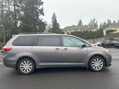 Used 2017 Toyota Sienna XLE image 8