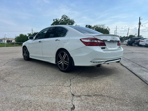 Used 2017 Honda Accord Touring image 5