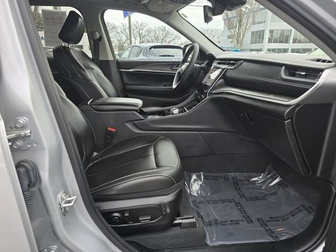 Used 2023 Jeep Grand Cherokee Limited image 11