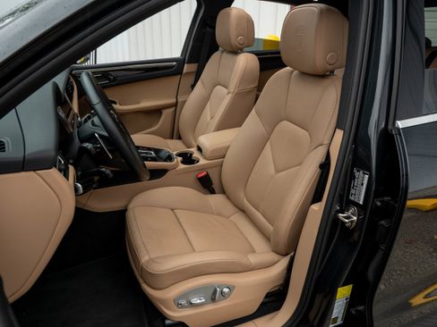 Certified 2025 Porsche Macan image 5