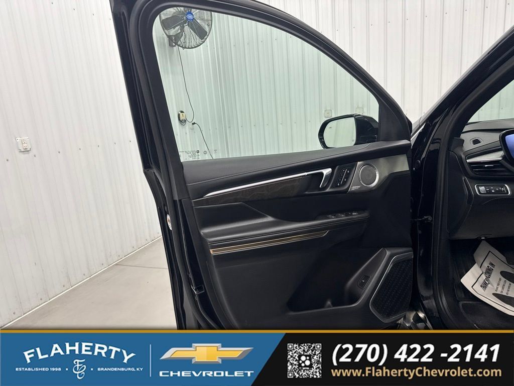 Used 2025 Buick Enclave Avenir w/ Super Cruise Package AWD/4WD image 8