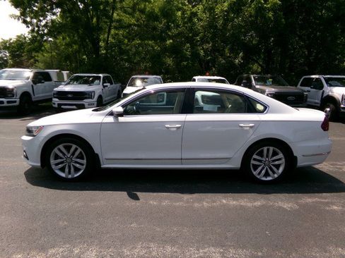 Used 2017 Volkswagen Passat 1.8T SEL Premium FWD image 6