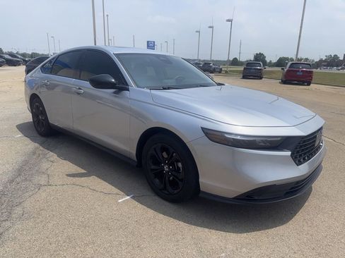 Certified 2025 Honda Accord SE image 3