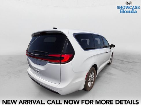 Used 2024 Chrysler Pacifica Touring FWD image 5